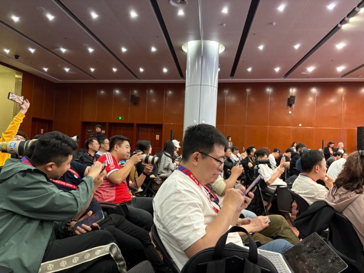 萬眾矚目！記者擠滿國足賽前新聞發(fā)布廳，賽場記者預(yù)計(jì)超300人