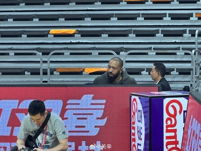 今晚不打？廣東主場迎戰(zhàn)廣廈 吉倫沃特一身便裝現(xiàn)身球館