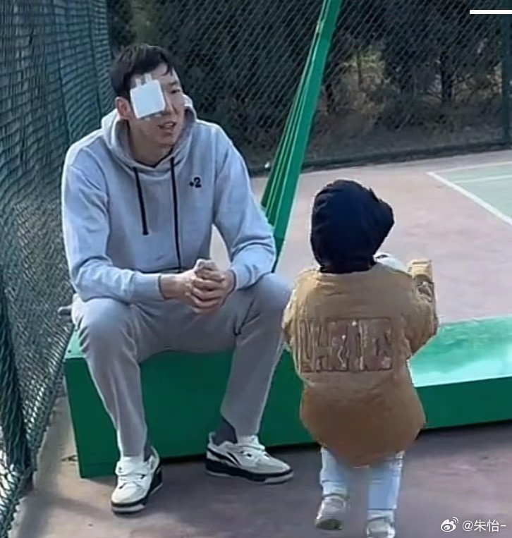 顧家好男人！記者曬出周琦手術后回歸家庭帶娃照片